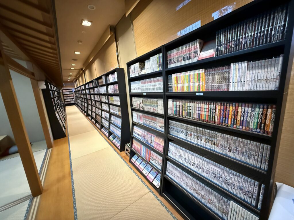 果実（かみ）の山あづま屋の漫画ライブラリーの本棚の写真